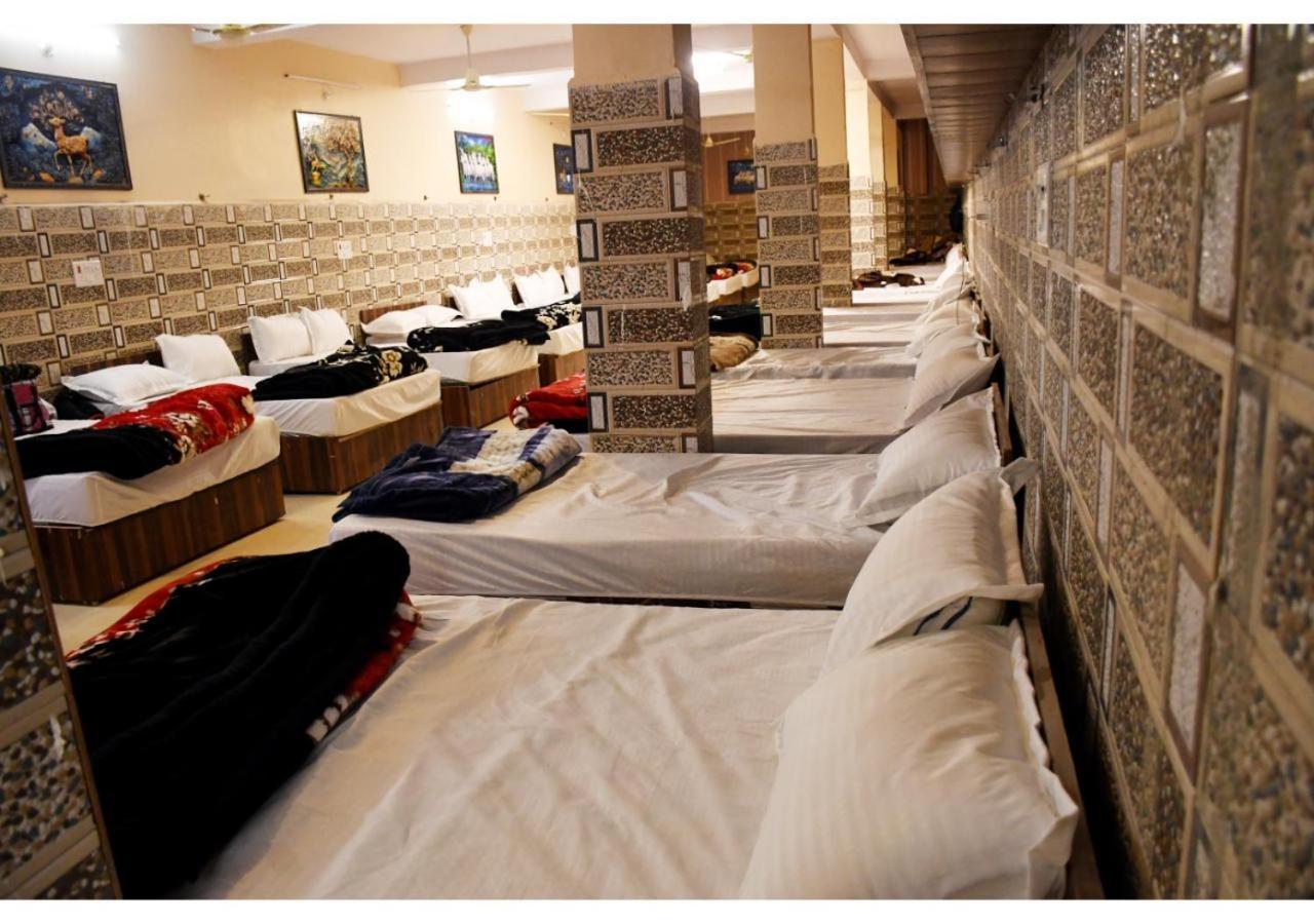 Tirupati Balaji Inn Bageshwar Dham Basāri Kültér fotó