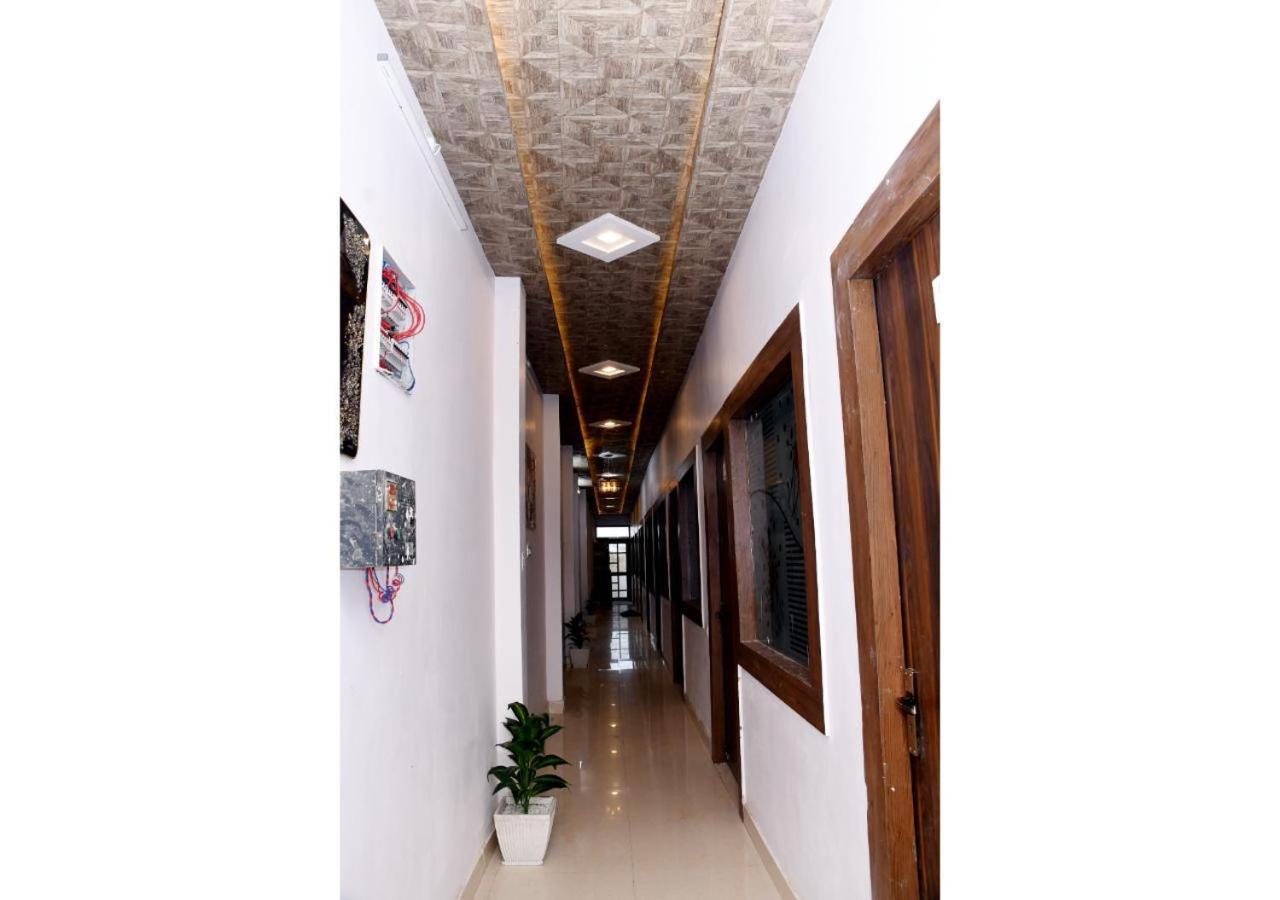Tirupati Balaji Inn Bageshwar Dham Basāri Kültér fotó