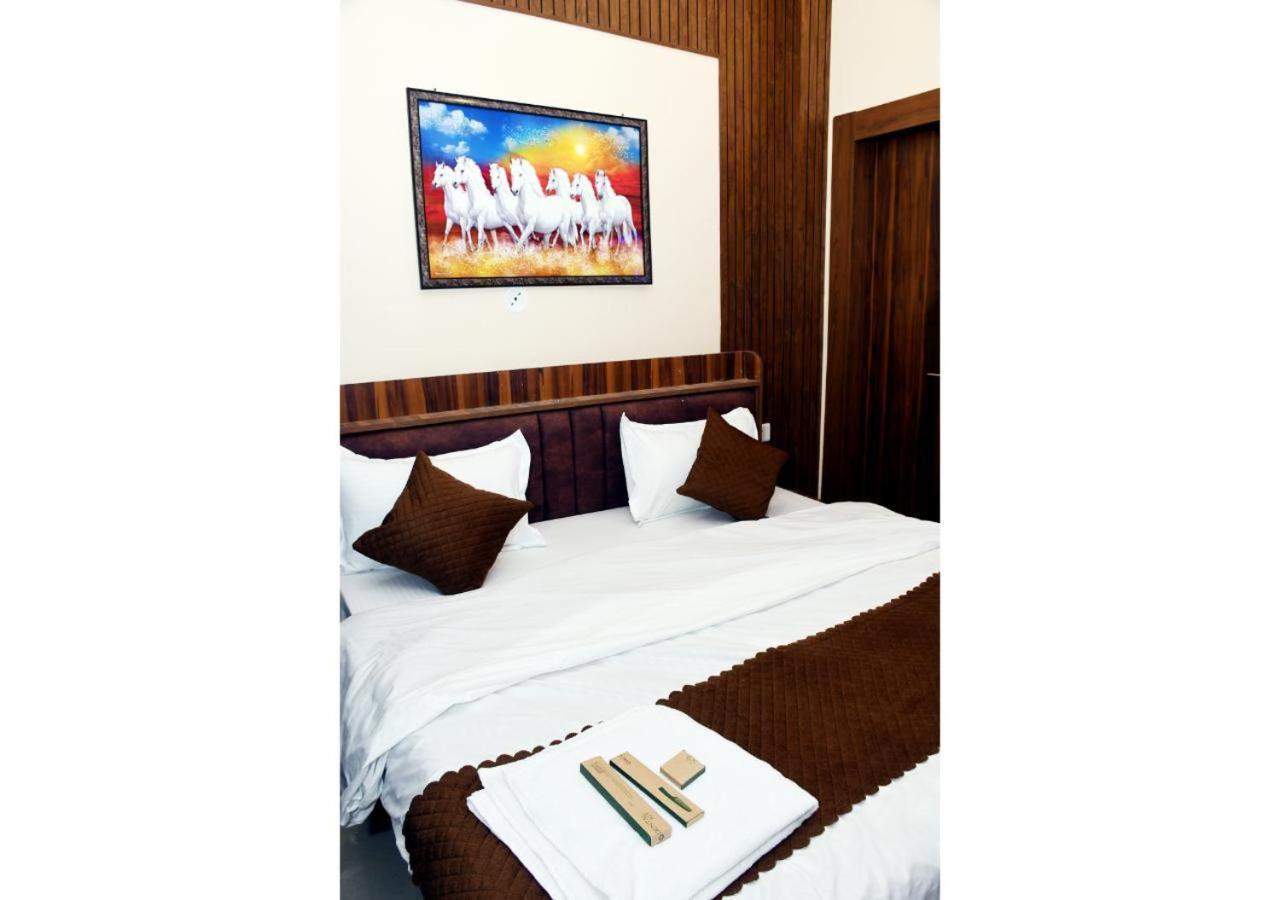 Tirupati Balaji Inn Bageshwar Dham Basāri Kültér fotó